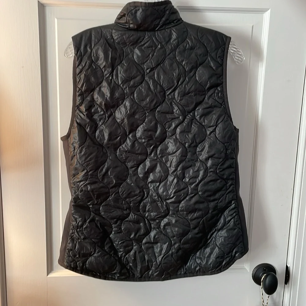 Cute and flattering basic black quilted J.Crew puffer vest M 💋 - Picture 5 of 7